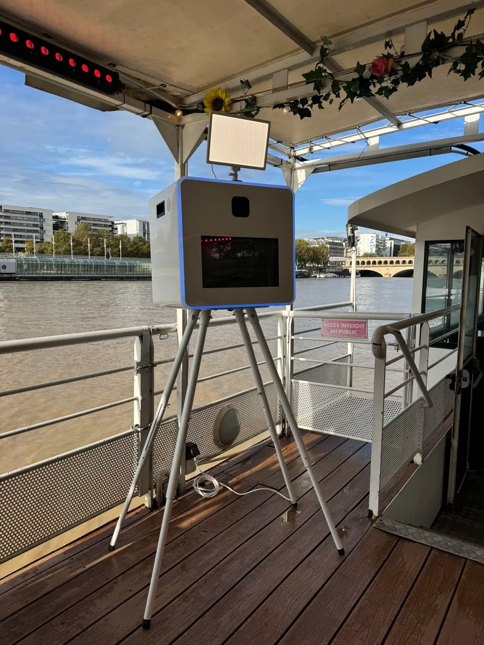 Location photobooth anniversaire bateau Seine Paris